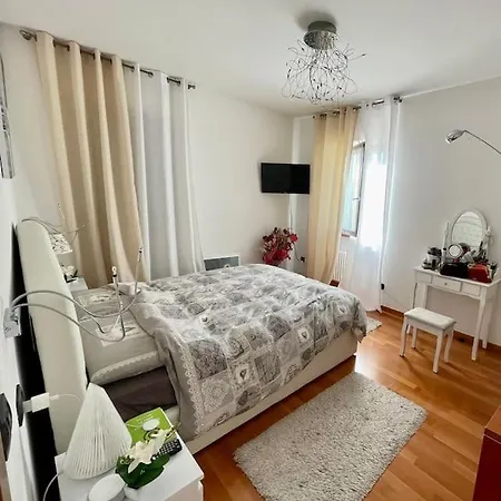 Tri Locale Bellissimo Con Piscina Cavaion Veronese